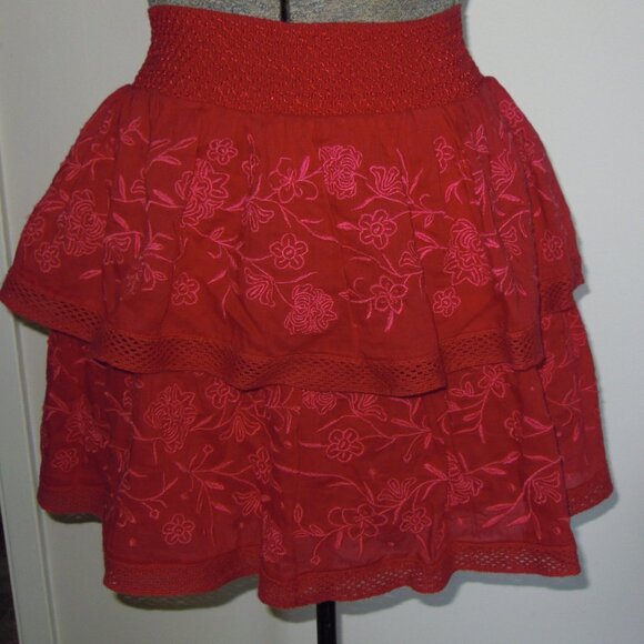 Alice + Olivia designer short red skirt embroidered size 0 NWT - Picture 1 of 8